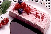 Mousse glacée aux framboises avec sauce de bleuets