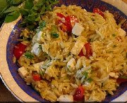 Orzo, féta grec, origan, tomates et zestes de citron