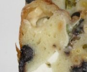 Pain aux olives, chèvre, basilic et pignons