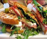 Panini prosciutto, mozzarella, tomates et roquette