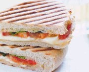 Paninis au bocconcini, aux tomates et au basilic