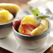 Papillotes de fraises et bananes sur coulis de mangue