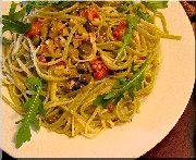 Pasta verde, oliva e pancetta