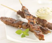 Petites brochettes d'agneau, chutney mangue et yogourt