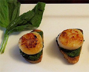 Pétoncles et pesto sur croutons grillés