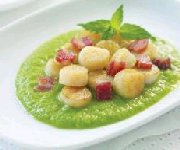 Pétoncles grillés avec pancetta et purée de pois