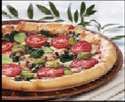 Pizza aux champignons,  l'ail, aux pinards et aux tomates