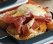 Pommes de terre rissolées au prosciutto, gratinées à la Raclette Fritz