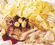 Poulet grillé aux cerises et aux noisettes