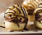 Profiteroles au chocolat et aux amandes