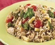 Riz au poulet et aux légumes de la récolte