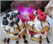 Sablés aux noisettes et aux petits fruits, sauce au chocolat