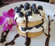 Sablés aux noisettes et aux petits fruits, sauce au chocolat