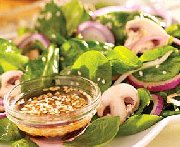 Salade aux pinards avec vinaigrette chaude au ssame