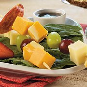 Salade avec brochettes de fruits aux trois cheddars