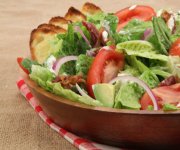 Salade BLT avec vinaigrette crémeuse au basilic