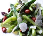 Salade d'asperges, garniture de Pecorino et de noix grillées