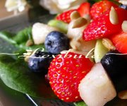 Salade d'pinards aux fraises, bleuets et poires