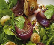 Salade d'épinards et d'oignons rôtis