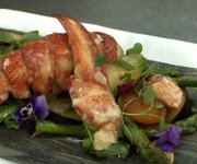 Salade de homard, asperges grillées, prunes, abricots et amandes