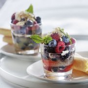 Salade de petits fruits coco et basilic