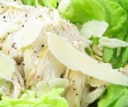 Salade de roquette, poulet, copeaux de parmesan et pignons de pin