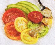 Salade de tomates et d'avocat, vinaigrette aux anchois
