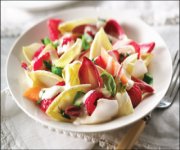 Salade d'été aux endives et aux fruits frais