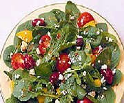 Salade d'épinards et de poivrons rouges grillés et parmesan
