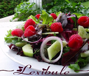 Salade d'épinards et de roquette à l'oignon rouge et aux framboises