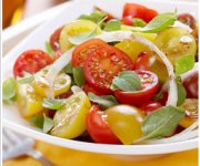 Salade estivale aux tomates et aux herbes