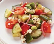Salade grecque simple aux tomates et aux concombres  