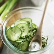 Salade rafraîchissante aux concombres