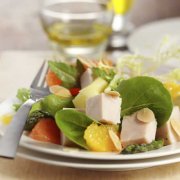 Salade tiède à la dinde, artichauts et amandes