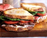 Sandwich au rôti de boeuf avec salade rémoulade