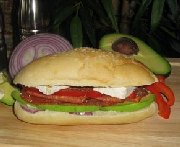 Sandwich au salami, à l'avocat et au brie