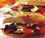 Sandwichs aux légumes sautés et au fromage féta