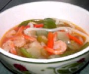 Soupe asiatique aux crevettes et aux nouilles