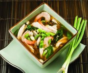 Soupe asiatique avec poulet, crevettes et riz sauvage