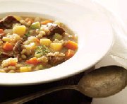 Soupe au boeuf, à l'orge et aux légumes 