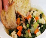 Soupe au poulet avec haricots blancs et chou frisé