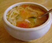 Soupe au poulet et légumes méditéranéens