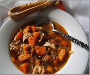 Soupe au poulet et pesto de tomates piquantes