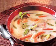 Soupe aux crevettes, légumes et lait de coco    