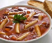 Soupe aux tomates, aux pâtes et aux haricots rouges