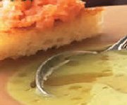 Soupe de courgettes et toast au saumon