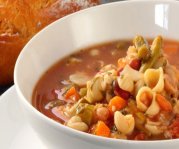 Soupe nourrissante aux tomates à l'italienne