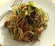 Spaghettis aux courgettes, aux tomates sches et au yogourt