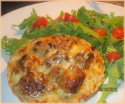 Tartelettes aux oignons blancs crémeux et à la saucisse