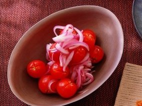 Tomates cerises et oignons rouges dans une marinade à l'érable